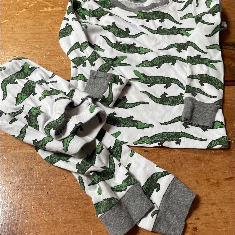 Carter’s pjs-size 7.